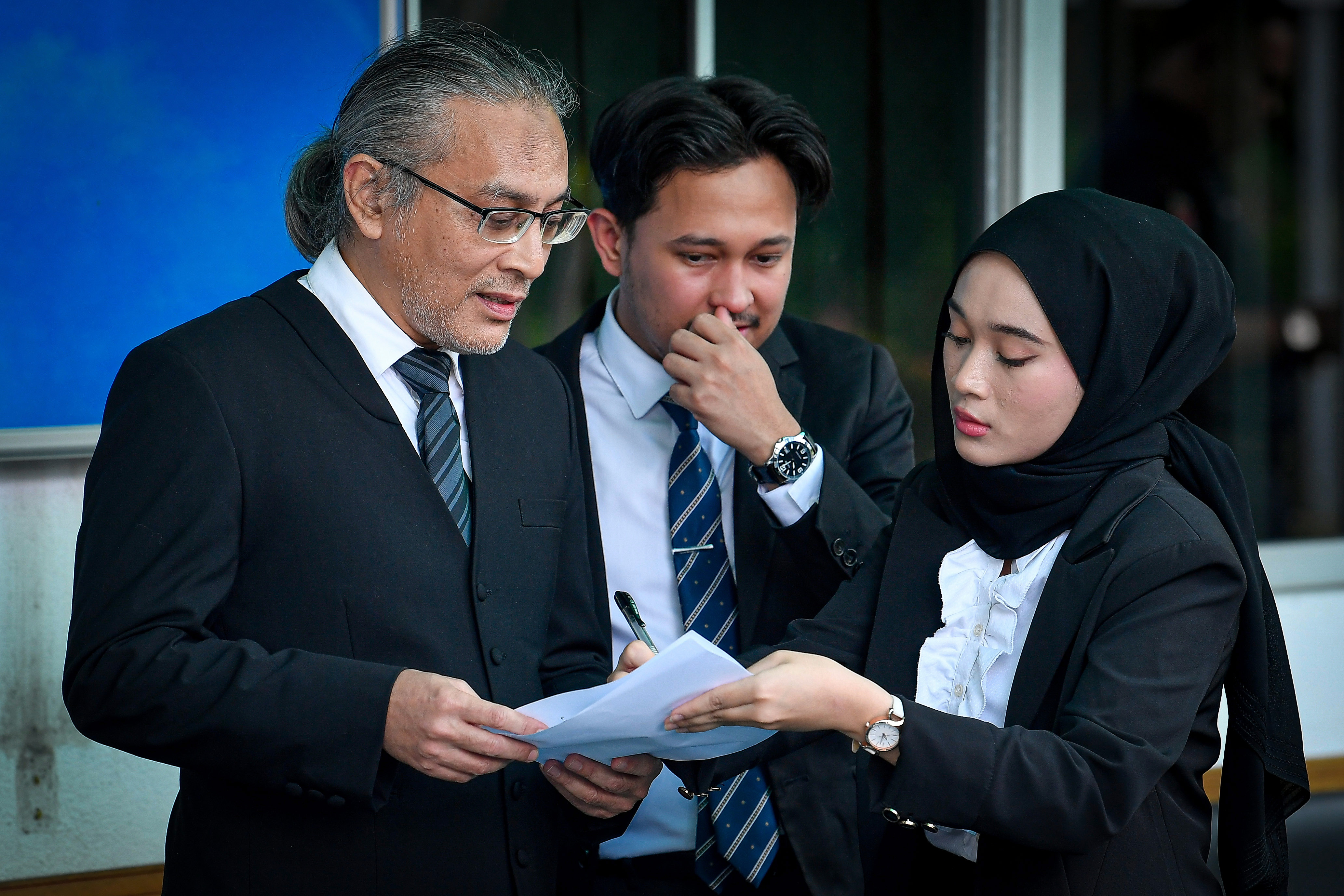 Peguam yang mewakili pasangan suami isteri yang juga pengasas program motivasi rumah tangga hadir di Mahkamah Shah Alam hari ini/Foto BERNAMA